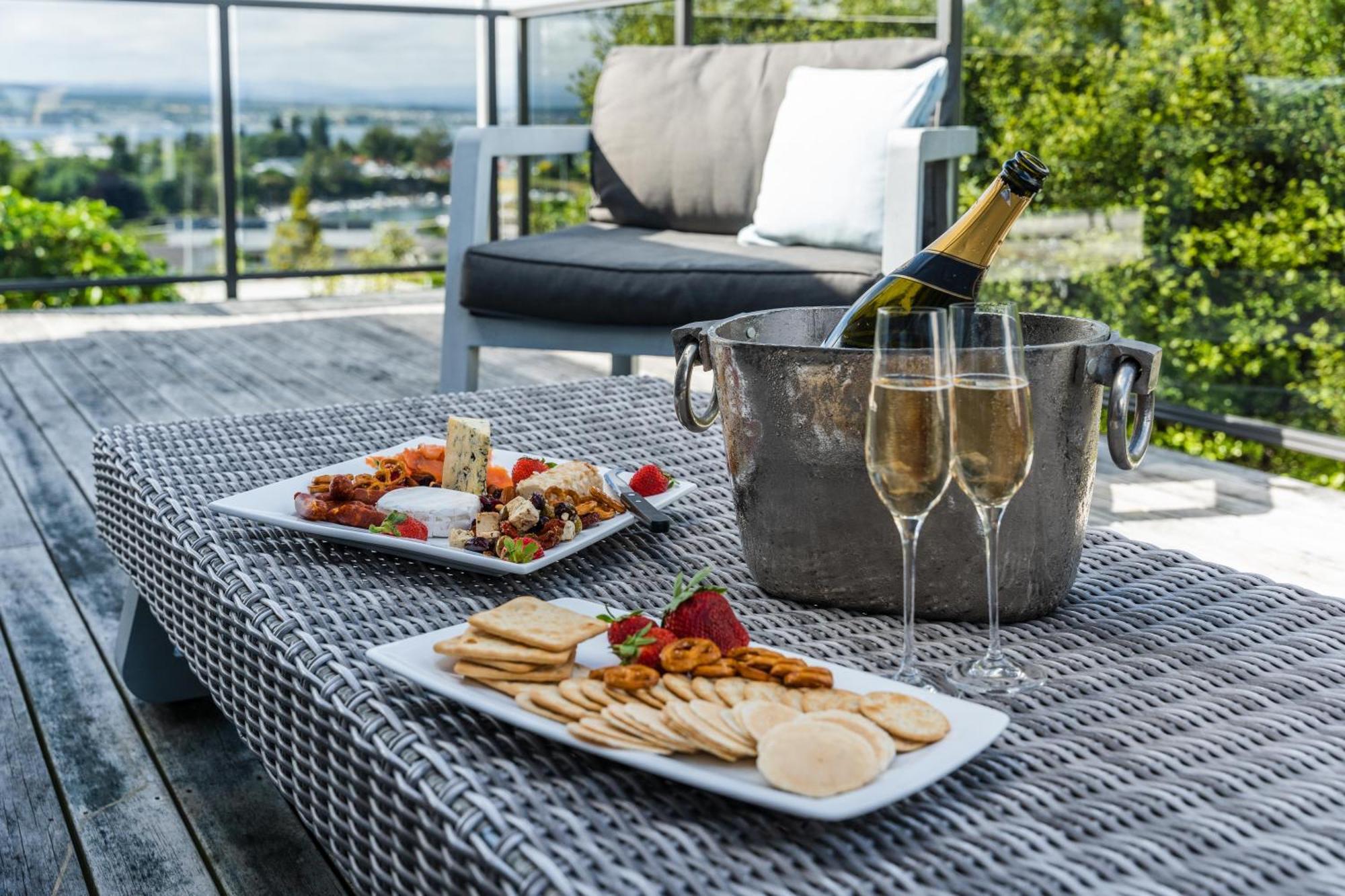 Ngaio Views - Lake Taupo Holiday Home Exterior foto